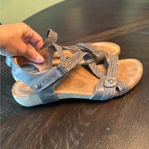 Taos Footwear Trulie gray silver sandal size 11
